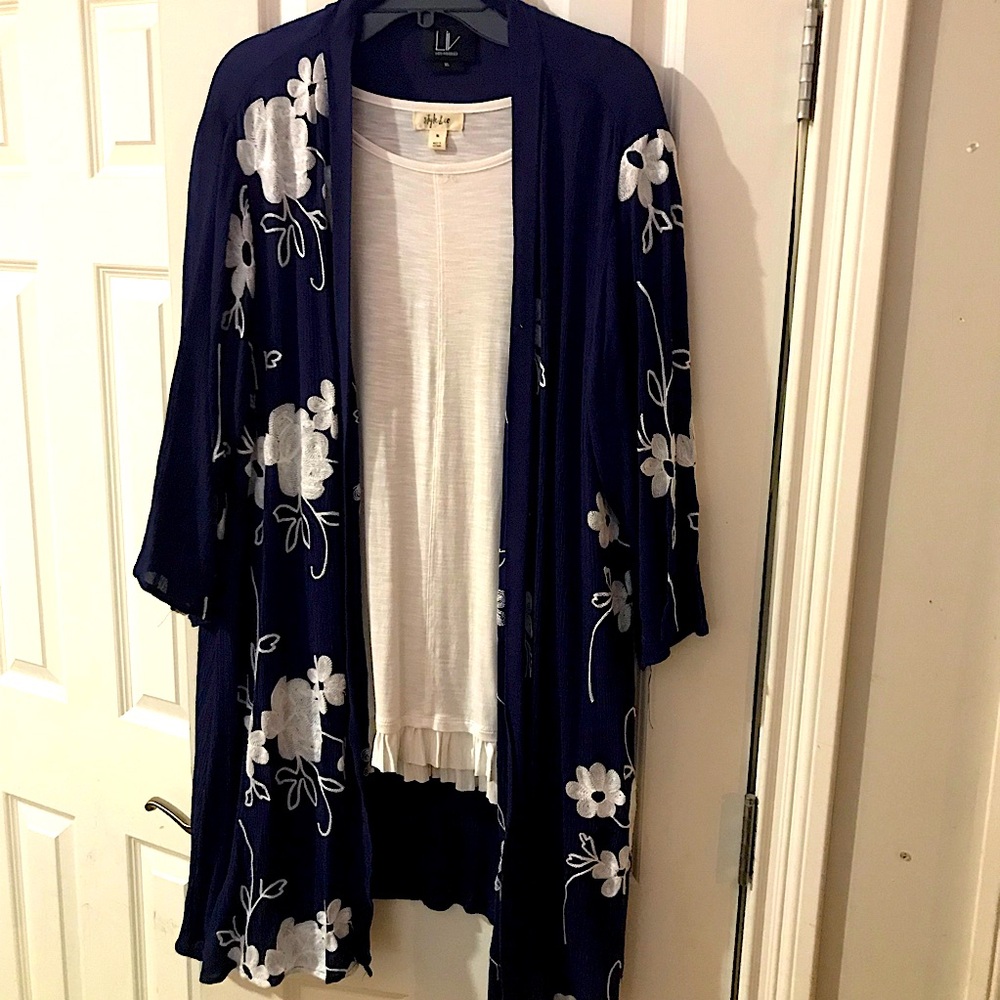 Kimono in navy blue with white embroidered flowers. Size XL.